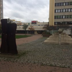Fritz-Willig-Brunnen - Der Brunnen, im Hintergrund Leine-Center und Rathaus