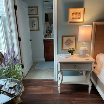 Hummingbird House - Anna's En Suite - Bed & Breakfast Near Me - Red Bluff, California