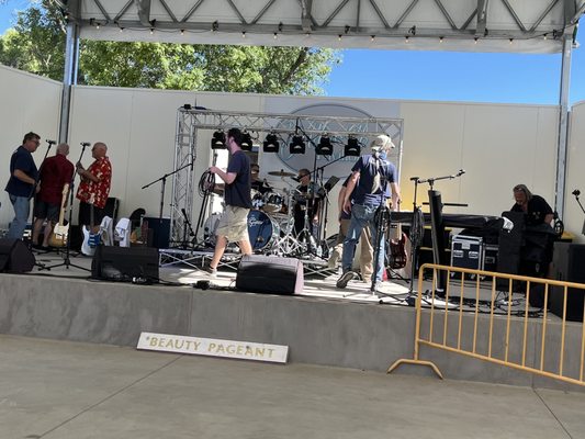 @the Grounds by null