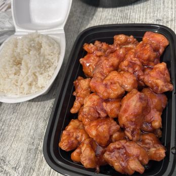 Mom Wong Kitchen - Orange Chicken and white rice - Chinese Near Me - Camarillo, California