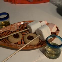 Barra Galería de Arte & Restaurant - Goodies for the fire pit and live music.