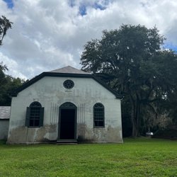 Rice Hope Plantation Bed & Breakfast - The strawberry chapel built in 1725 sits next to the Rice Hill plantation.