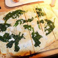 Flambee - Herkules. Mit Crème fraîche, Spinat, Schafskäse und Oregano.