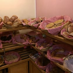 La Casa del Pan Papálotl - Aca se ve el pan q puedes elegir, tambien hay conservas y productos naturales.