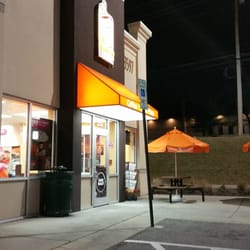 Dunkin' - Outdoor seating