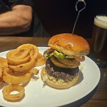 NapaSport Steak House - Wagyu burger with avocado & onion rings - New American Near Me - Napa, California NapaSport Steak House - Wagyu burger with avocado & onion rings - New American Near Me - Napa, California