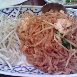 Thai Luang Restaurant - Chicken Pad Thai, no peanuts