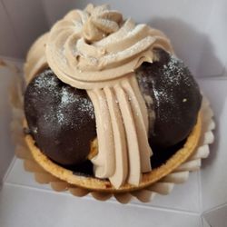Paris Baguette - Chocolate cream puff tart