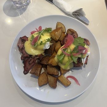 Miles Table - Classic Benedict - American Near Me - Philadelphia, Pennsylvania