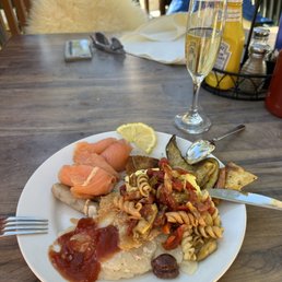 Bottomless mimosas and breakfast!