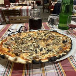 Al Peperoncino - Mushroom and sausage pizza