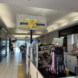 JR Quick Repair Caguas - Ubicado en una de las entradas del mall