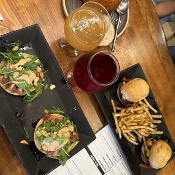 Alehouse & Bistro - Clam chowder, wagyu sliders, poke tostadas, draft beer - Wine Bars Near Me - Gilroy, California Alehouse & Bistro - Clam chowder, wagyu sliders, poke tostadas, draft beer - Wine Bars Near Me - Gilroy, California