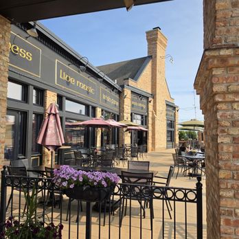 Mo's Irish Pub - Irish Near Me - Wauwatosa, Wisconsin