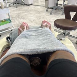 Yeiri's Nails & Spa - Y'all the way she just massaged my legs..  Lovin my new nail home.