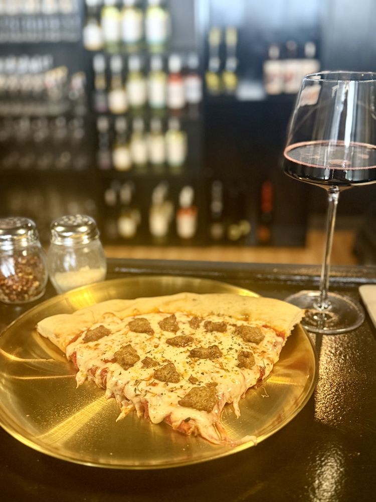 Pizza Lounge on 6th Logo