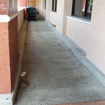 ALDI - There is no one outside cleaning or disinfecting the carts. - Grocery Near Me - Garden Grove, California