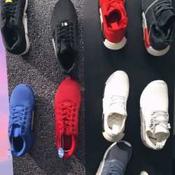Adidas - Magnetic shoe display
