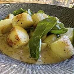V Ruthardce - Potato dumplings were light and fluffy, perfectly complemented by the spinach