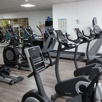 Squash 2000 - Paramount Fitness - Cardio-Bereich im Fitness-Center - Gyms Near Me - Berlin, BE Squash 2000 - Paramount Fitness - Cardio-Bereich im Fitness-Center - Gyms Near Me - Berlin, BE