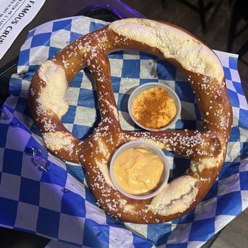 Das Bierhalle - Bars Near Me - Parkville, Maryland Das Bierhalle - Bars Near Me - Parkville, Maryland