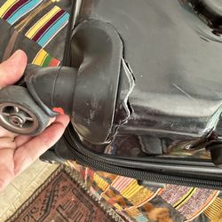 Andare Luggage - Broken wheel housing