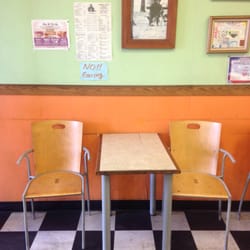 Lobster Claw & Deli - This restaurant has a "No eating!!" sign.