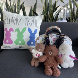 Encino Place - Infantiles taking bunny trail