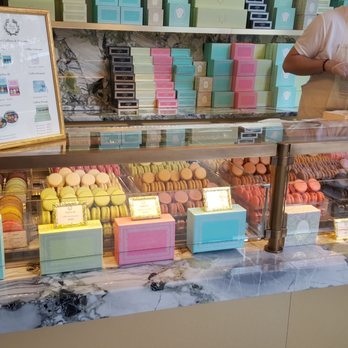 Ladurée Picnic - Patisserie/Cake Shop Near Me - Paris, 75