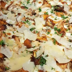 Tesoro Pizzeria - Truffle mushroom pizza @tesoro Oslo