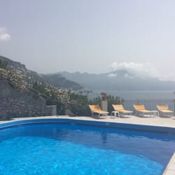 Hotel Belvedere - Pool am Hang unter dem Hotel mit Blick auf Amalfi