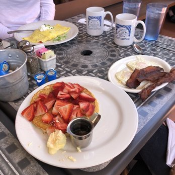 Creekside Garden Cafe - Pancakes with strawberries, side of bacon and over medium egg. Classic omelet - Breakfast & Brunch Near Me - Cambria, California