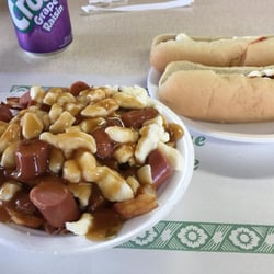 Chez Lolo - Poutine avec saucisses et hot-dog avec un soda au raisin