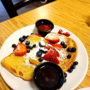 Le Peep Cafe - French toast with fruit - Breakfast & Brunch Near Me - San Antonio, Texas