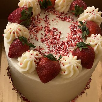 Bee Luxe Boutique - Strawberry cheesecake - Party Supplies Near Me Bee Luxe Boutique - Strawberry cheesecake - Party Supplies Near Me
