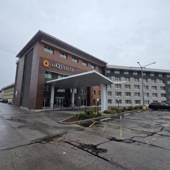 La Quinta By Wyndham - Outside view on a rainy day - Hotels Near Me - Rosemont, Illinois