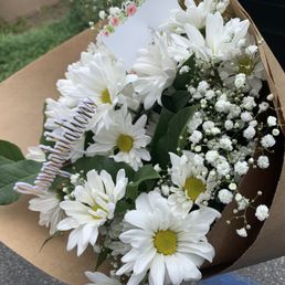 White daisies with babies breath White daisies with babies breath