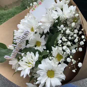 Le Daisy Flowers - White daisies with babies breath - Florists Near Me - Los Angeles, California Le Daisy Flowers - White daisies with babies breath - Florists Near Me - Los Angeles, California