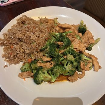 Fusion Bowl - Fried rice with chicken and broccoli - Sushi Bars Near Me - Mooresville, North Carolina