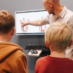 Maximize Chiropractic - Dr. Tim Explaining Scans 
Helping patients understand their nervous system and personalized care plan.