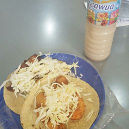 Tacos con pescado y camarones