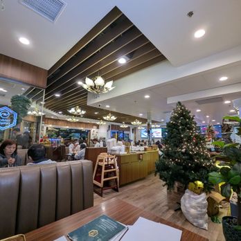 Golden Delight #1 - Back booth seating by the restroom is very tight. - Vietnamese Near Me - Rosemead, California