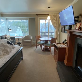 The Courtyard - King room - Hotels Near Me - Cannon Beach, Oregon The Courtyard - King room - Hotels Near Me - Cannon Beach, Oregon