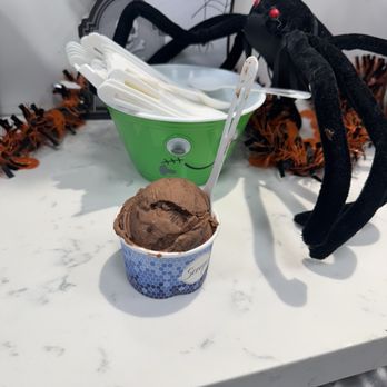 Scoops - Chocolate Fudge Brownie Single Scoop - Ice Cream & Frozen Yogurt Near Me - La Jolla, California Scoops - Chocolate Fudge Brownie Single Scoop - Ice Cream & Frozen Yogurt Near Me - La Jolla, California