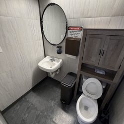 Billy's Barbershop - Bathroom