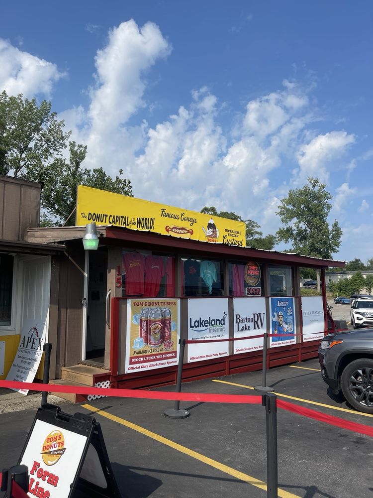 Tom's Donuts Logo