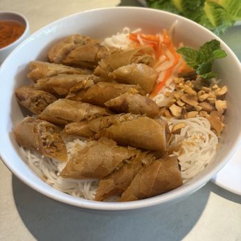 An Di Dzo - Rice Noodle Bowl with Spring Rolls - Vietnamese Near Me - Honolulu, Hawaii An Di Dzo - Rice Noodle Bowl with Spring Rolls - Vietnamese Near Me - Honolulu, Hawaii