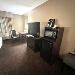 Holiday Inn Norwich - Large TV, Clean Cold Refrigerator, Clean Microwave and Coffee Machine