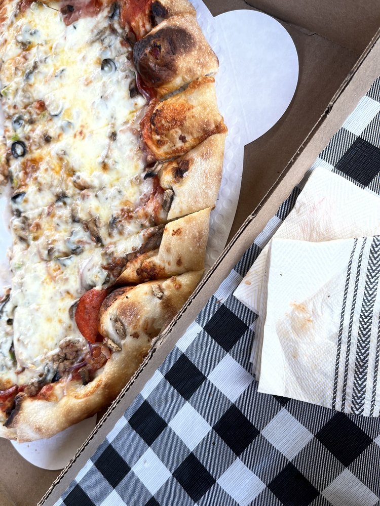 VIOLA’S PIZZA Updated June 2024 16 Photos & 11 Reviews 7 Lynn St