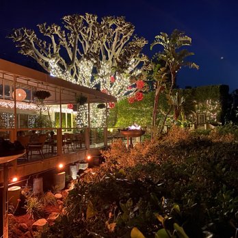 Geoffrey's Malibu - Deck seating - Seafood Near Me - Malibu, California